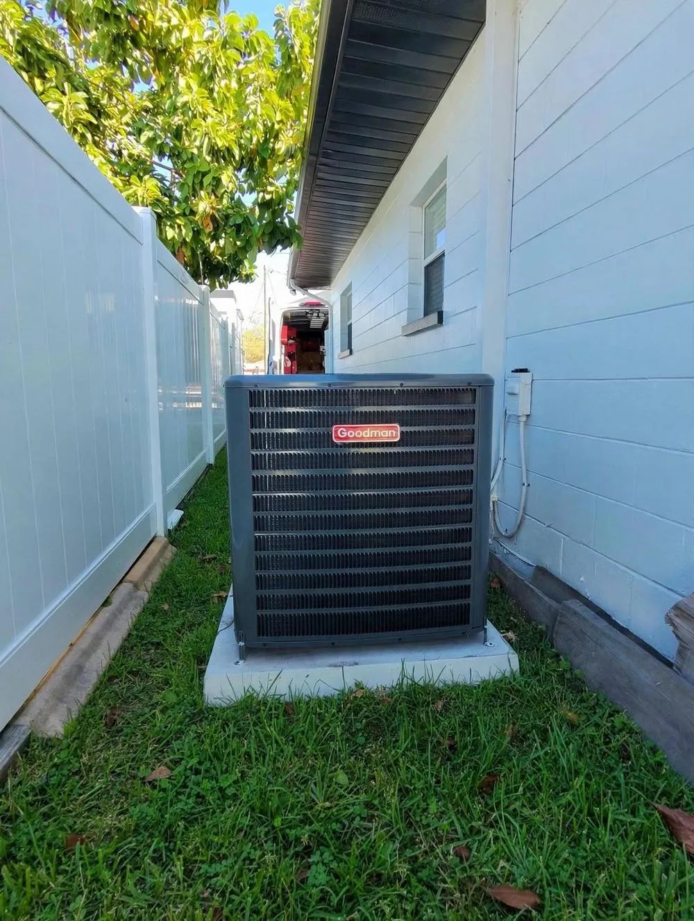 Condenser in a side yard serviced by Mendoza Heating and Air in Palm Harbor, FL